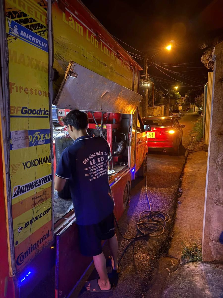 Vá lốp lưu động ban đêm